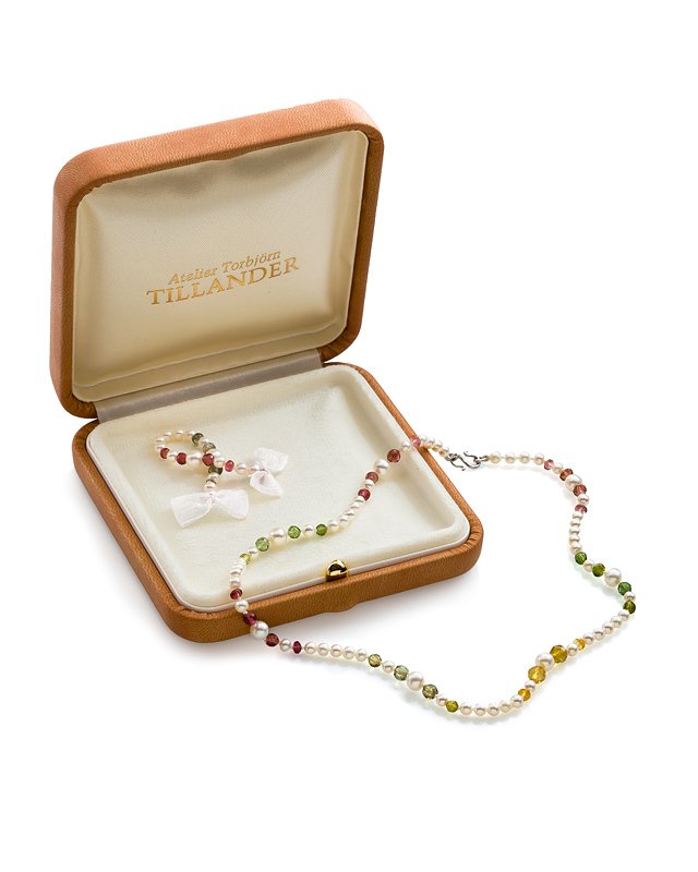 pearl necklace for children and the box